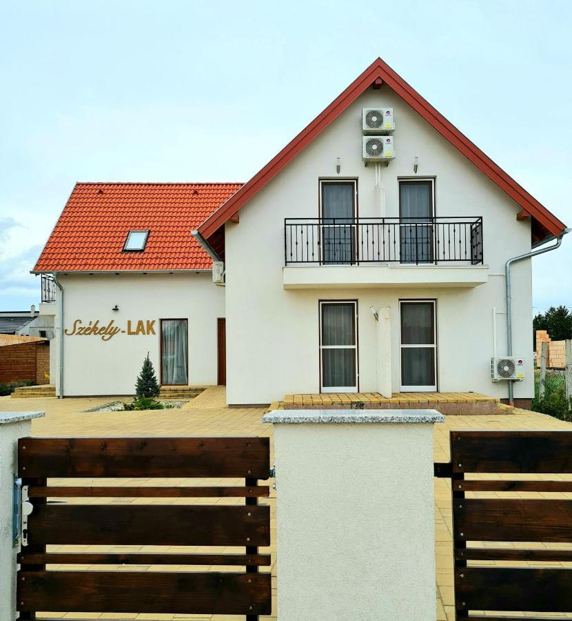 Szekely-Lak Apartman Hegyko Bagian luar foto